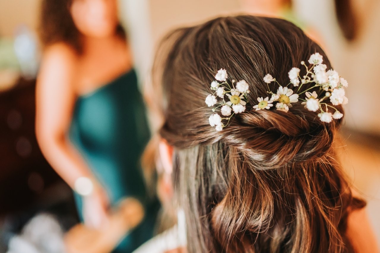 Pormenor do cabelo da noiva com penteado elaborado